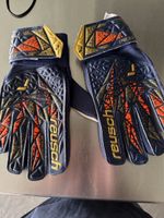 mehrere Fussball Schienbeinschoner und Handschuhe (GR&)