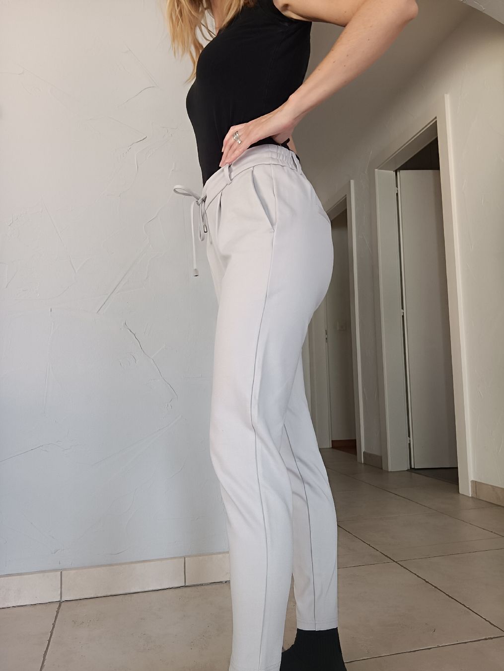 Pantaloni: PANTALON AMISU GRIS CLAIR 32 – Usato da Sierre venduto da shirley04 2