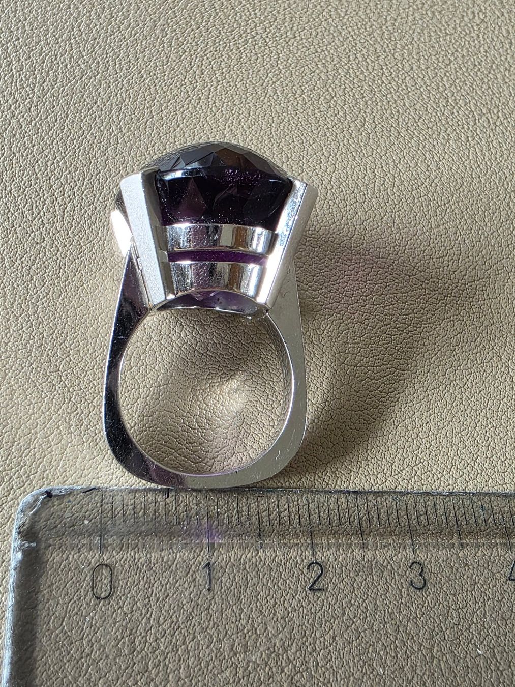 Anelli: Ring mit sehr grossem Amethyst – Usato da Langendorf venduto da munzli59 7
