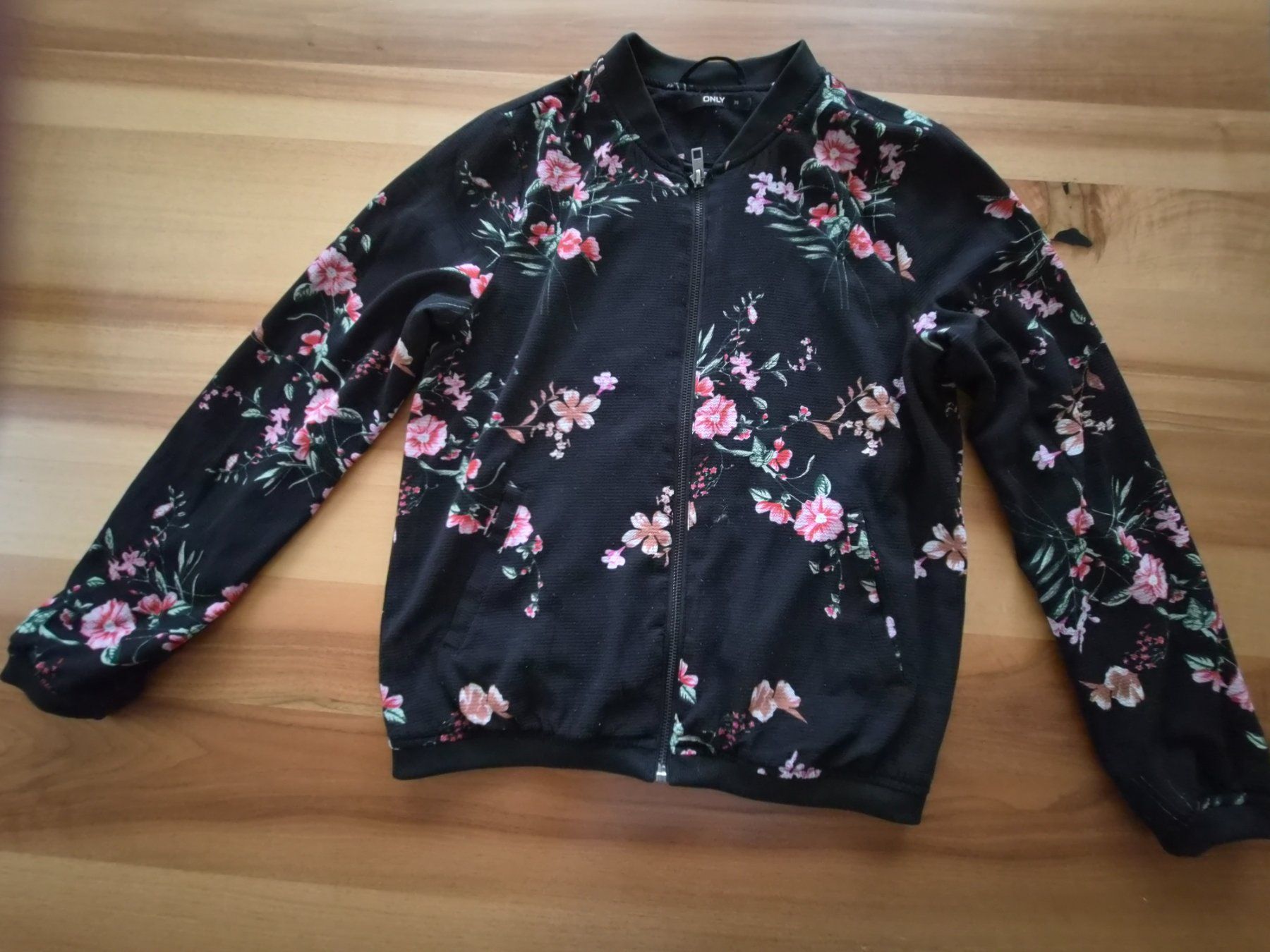 Only Lotti di vestiti: Set / Jacke und Top mit Blumenmuster, Grösse 36 – Usato da Ibach venduto da urs_sl5h 1