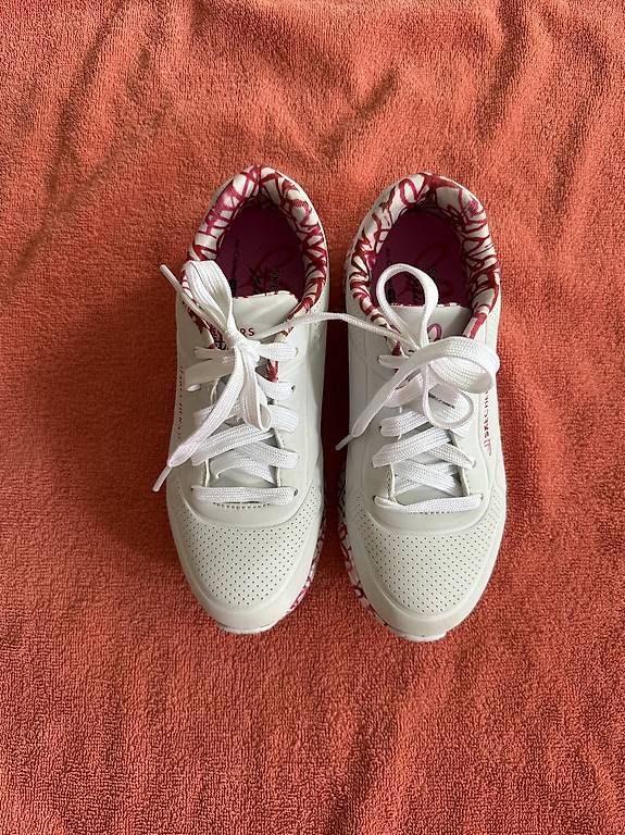 Scarpe per ragazze: Skechers Sneakers mit Herzen Gr. 33 – Usato da Zug venduto da kuch2