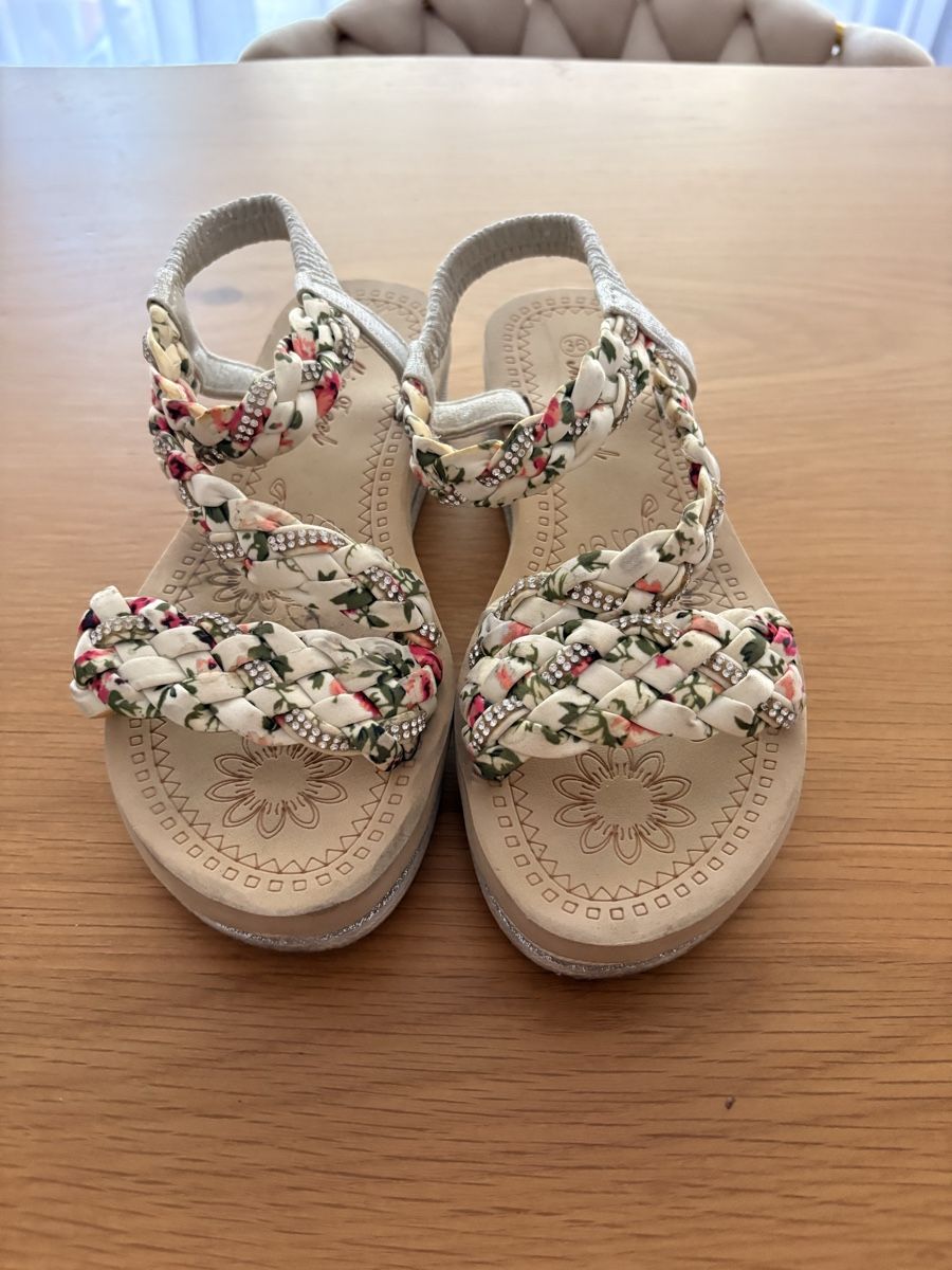 Chaussures femmes: Sandali da donna con fiori e strass  – D'occasion à S. Antonino par FedeKikka88