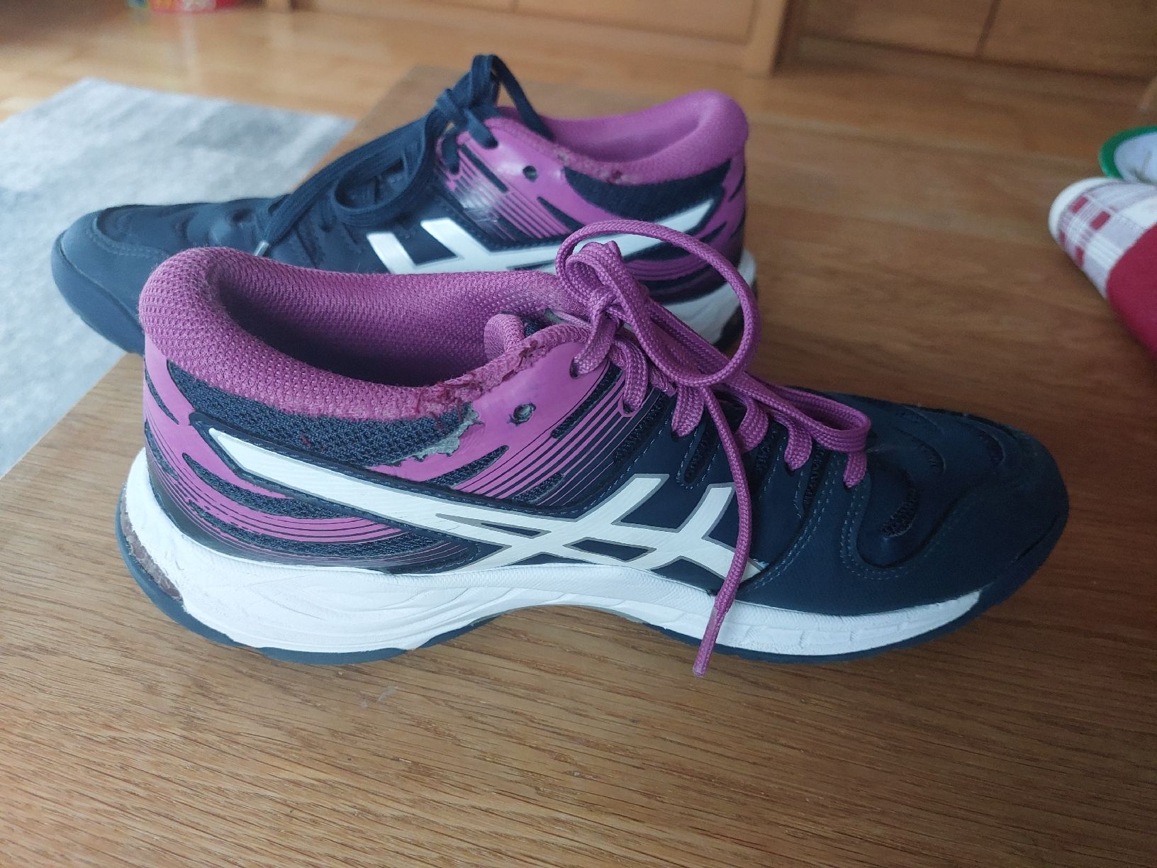 Nike Scarpe per ragazze: 1Paar Turnschuhe Nike Gr 37 – Usato da Landquart venduto da Froneri 1