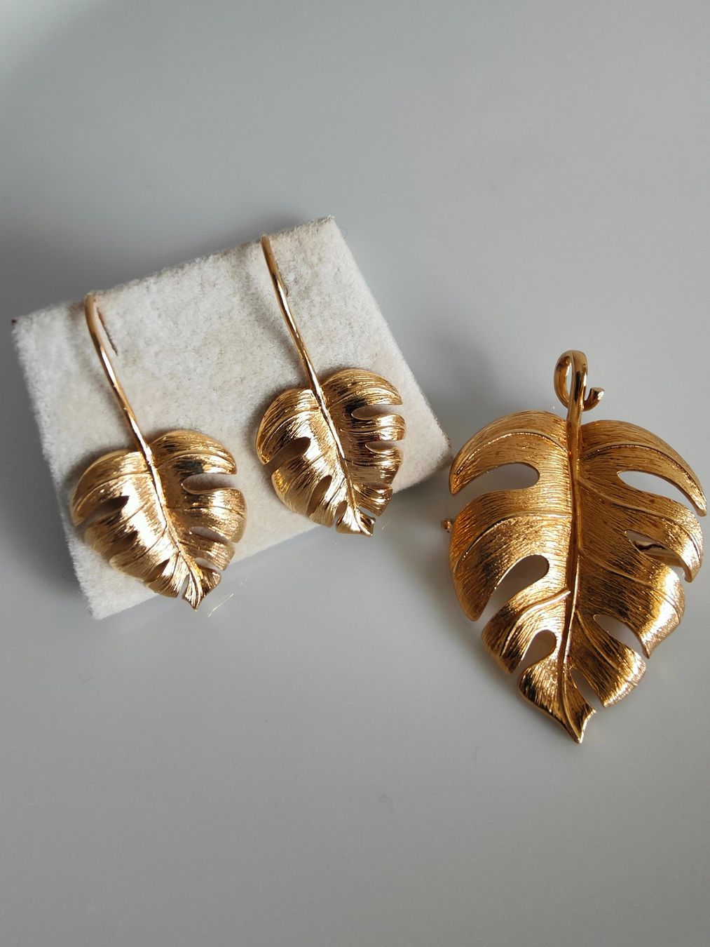 Orecchini pendenti & Orecchini a lobo: Ohrhänger in Blatt-Form, 18K Gold – Nuovo e nell'imballaggio originale da Rümlang venduto da 21f 6