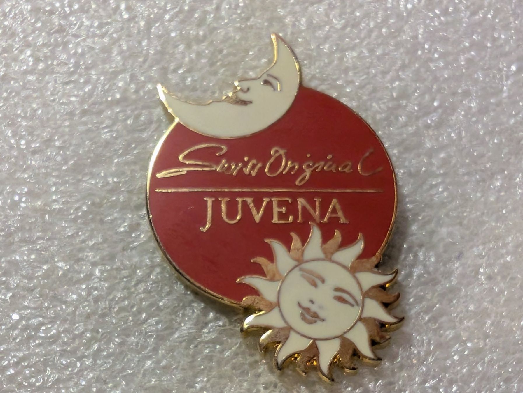 Placchette & Badge: Ansteckpin 139: Juvena – Usato da Oppligen venduto da Pin-Fall-Shop