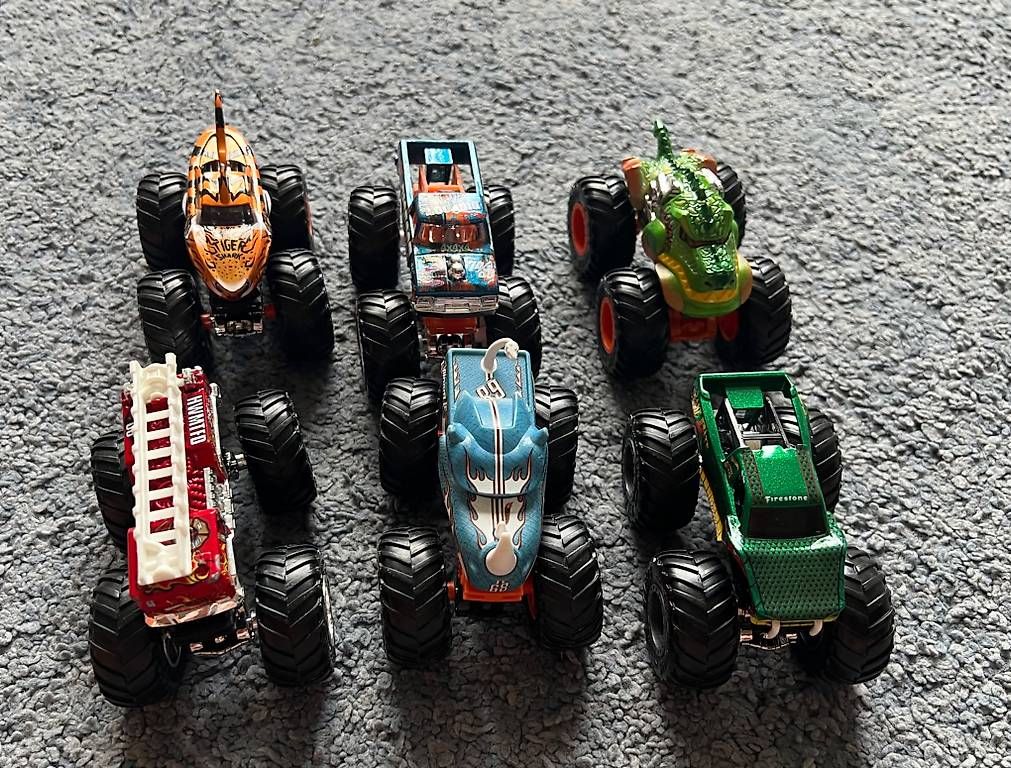 Hot Wheels Voitures modèles: Hot Wheels Monster Trucks – D'occasion à Gelterfingen par myr_bgf6