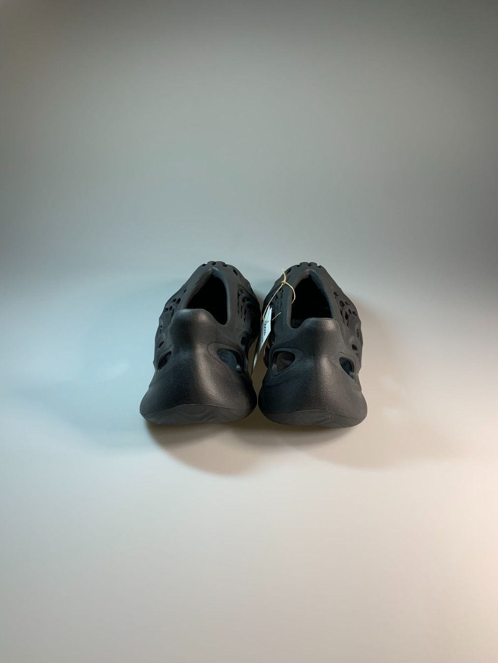 Scarpe da uomo: Yeezy Foam RNR Onyx ( Runner ) – Nuovo e nell'imballaggio originale da Thörishaus venduto da SnkrsVie 1
