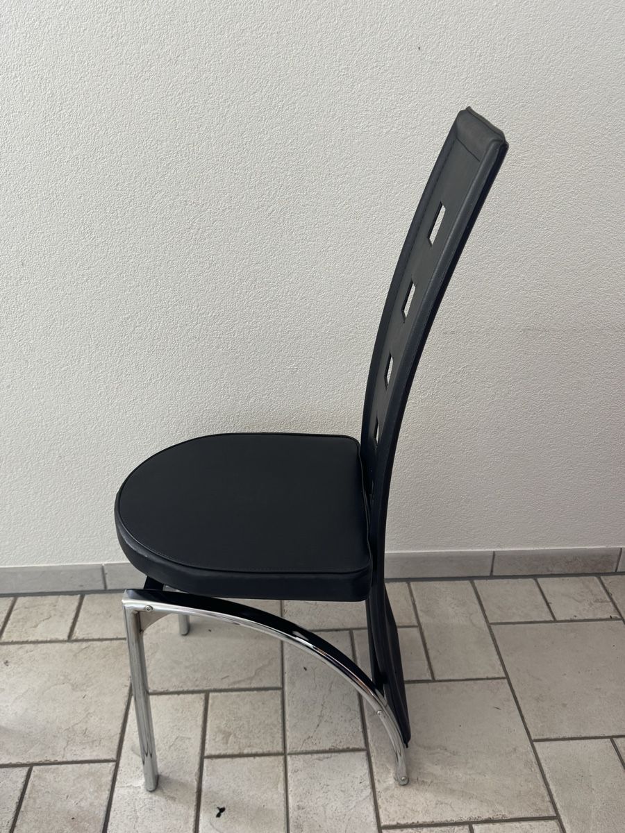 Sedie: Schwarze Stühle mit Chromgestell – Usato da Hüttikon venduto da vivien_kaufmann 2