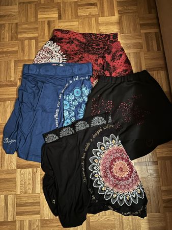 Lot de 4 jupes Desigual, motifs variés, taille L