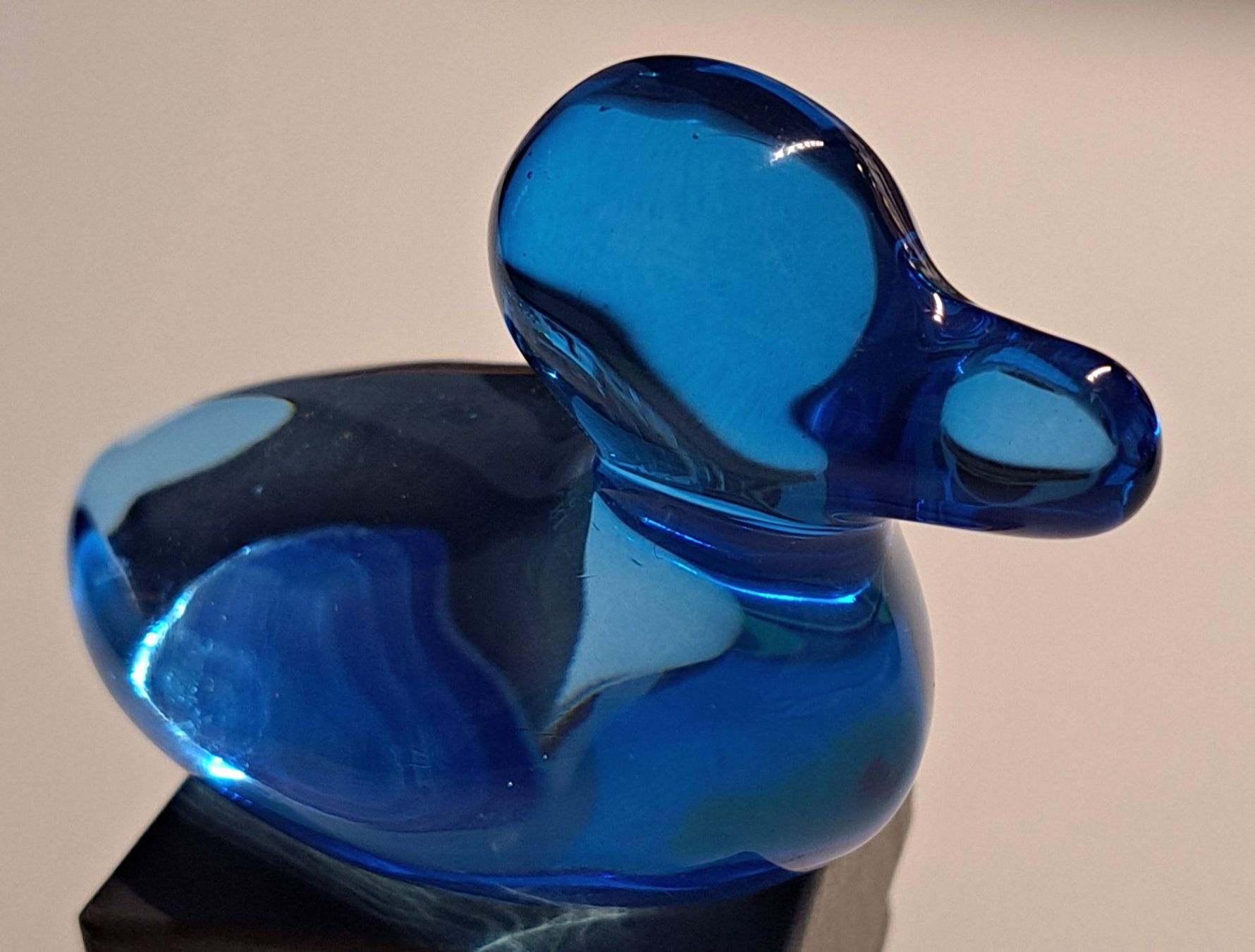 Statuette: Wunderschöne, LEONARDO Deko Ente aus blauem Glas – Usato da Oetwil am See venduto da Storck