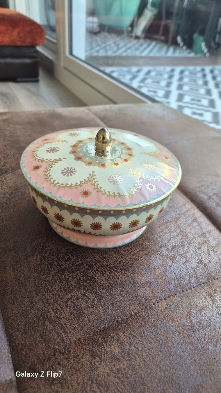 Dosen: Boîte décorée vintage avec couvercle et poignée – Gebraucht aus Avry-sur-Matran von cec_nhz8 2