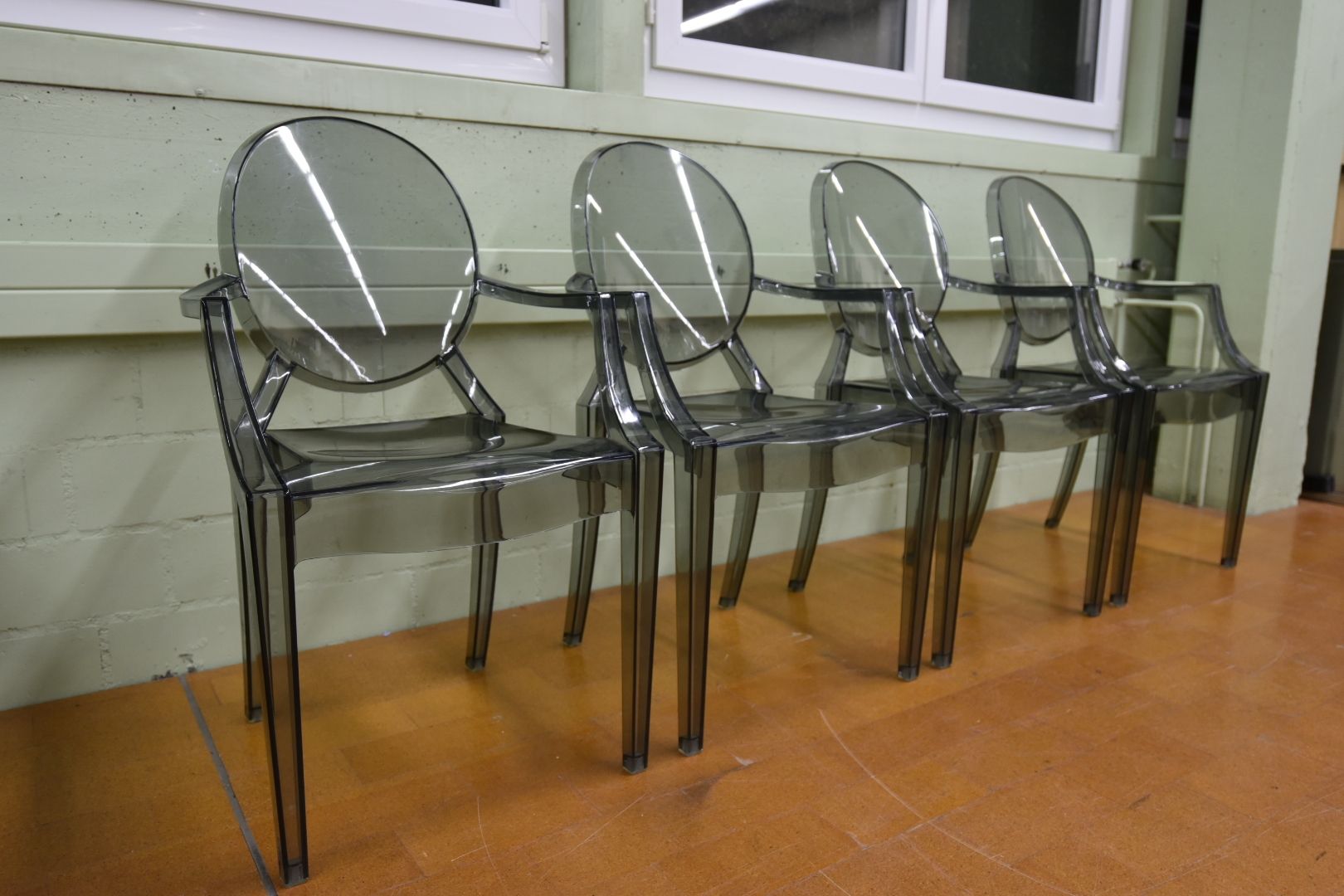 Stühle: Designer Stühle Louis Ghost von Philippe Starck – Gebraucht aus Lichtensteig von Polsterwerk
