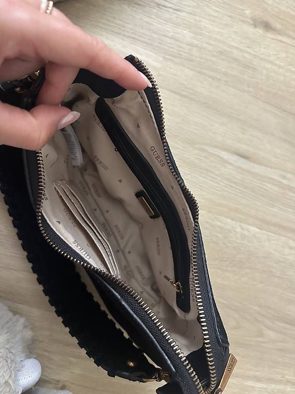 Taschen für Damen:  Guess Schultertasche  Schwarz – Gebraucht aus Wil SG von aoertig 1