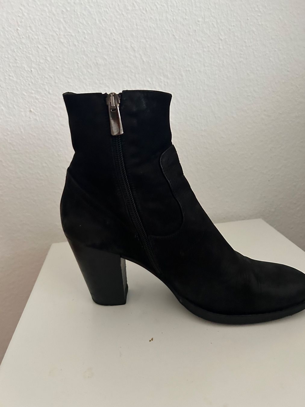 Damenschuhe: Schwarze Wildleder Stiefeletten Gr. 39 – Gebraucht aus Zumikon von nat_96zs 1