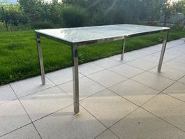 Glastisch mit Metallgestell