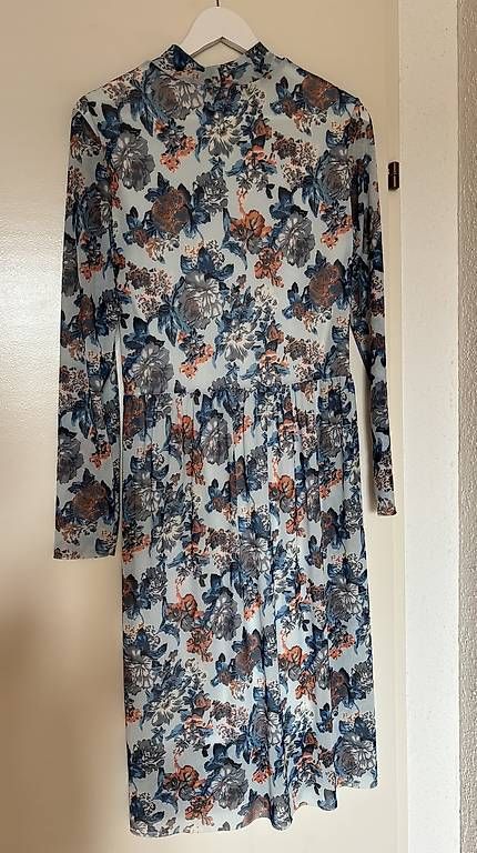 Kleider: Blumenkleid mit langen Ärmeln – Gebraucht aus Baden von Chrisenft 1