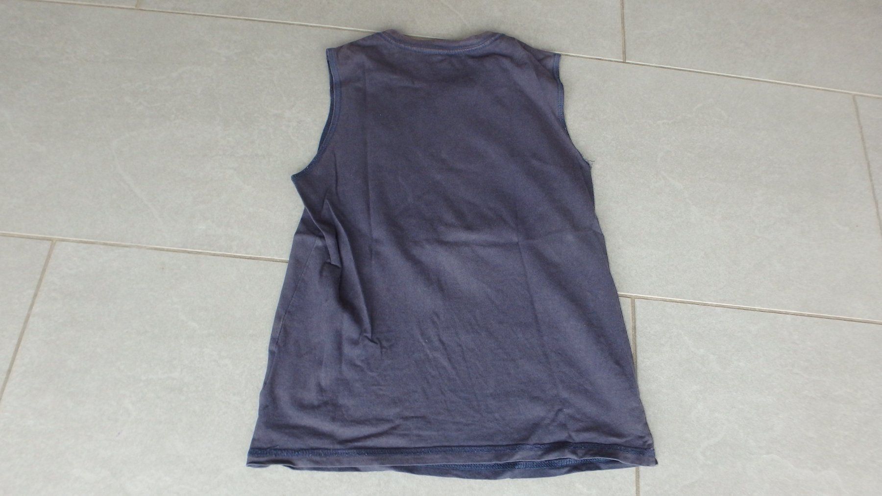 Camicie, T-shirt & Polo: Ärmelloses T-Shirt ca Gr 122 – Usato da Riehen venduto da India13 2