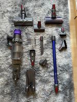 Dyson V11 Akku-Staubsauger mit viel Zubehör – defekt