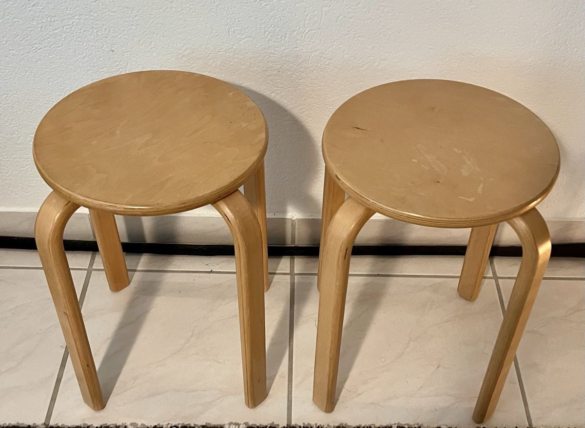 Hocker: 2 Stück Vintage 80er Holzhocker  Taburett – Gebraucht aus Hunzenschwil von Madachica 8