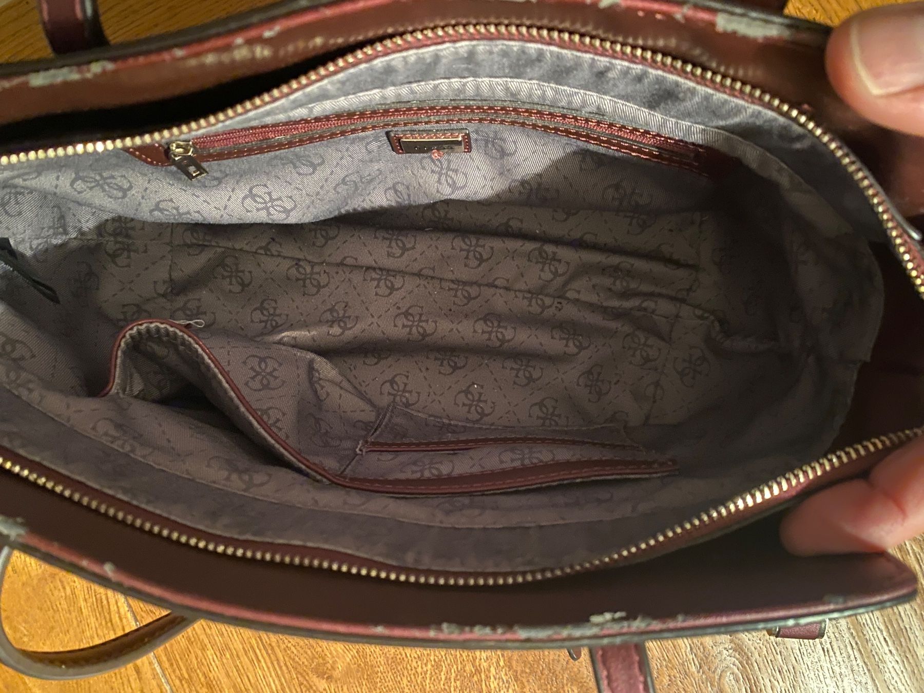 Guess Borse da donna: Guess Handtasche, bordeauxrot – Usato da Abtwil SG venduto da Zwiebi 2