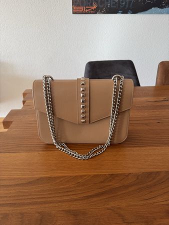 Elegante Damen Handtasche in Taupe mit Silberdetails.