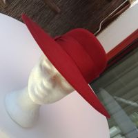 eleganter roter Damenhut passend zu den roten Damen Schuhen