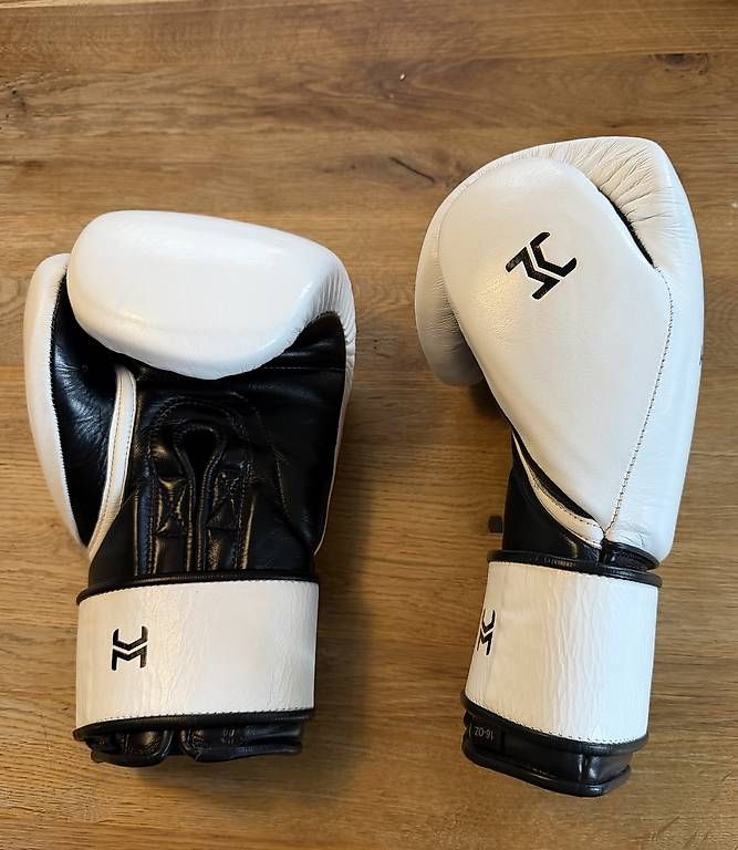 Handschuhe & Handstulpen: Boxhandschuhe Hit n Move pro Balance weiss 16 oz – Gebraucht aus Muri b. Bern von bubeli99 1