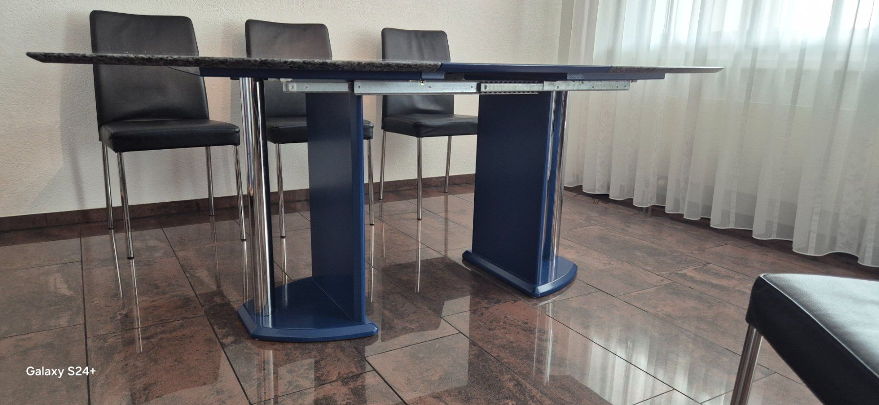 Tables: Esstisch und 6 Lederstühle – D'occasion à Schaffhausen par MPUSIC 2
