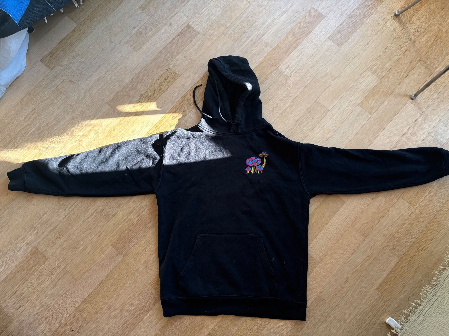 Maglioni & Felpe: Schwarzer Hoodie mit Backprint – Usato da Zürich venduto da spiamlolneec