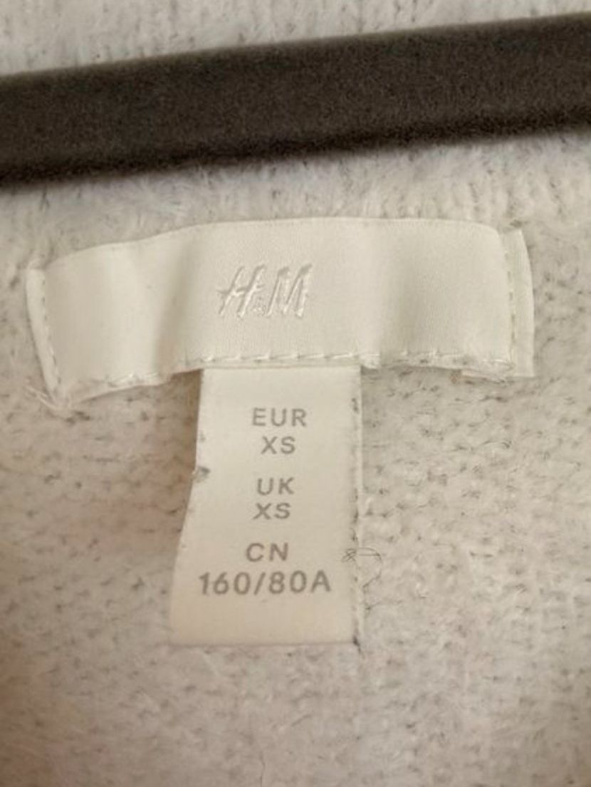 H&M Pulls & Sweat-shirts: Pullover schulterfrei, Grösse XS – D'occasion à Stallikon par Schneeule 1