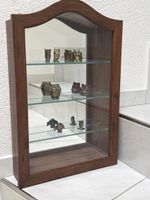 Kleine Wandvitrine aus Holz.