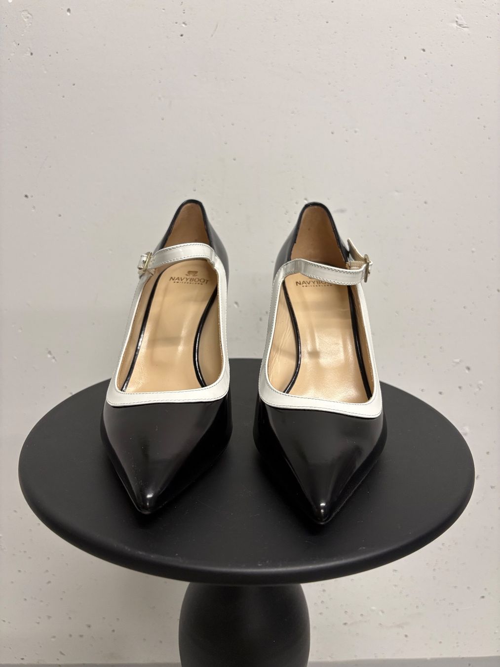 Navyboot Scarpe da donna: Navyboot Pumps schwarz weiss Leder Riemchen 38 – Nuovo (secondo la descrizione) da Regensdorf venduto da secondchancefashion 3