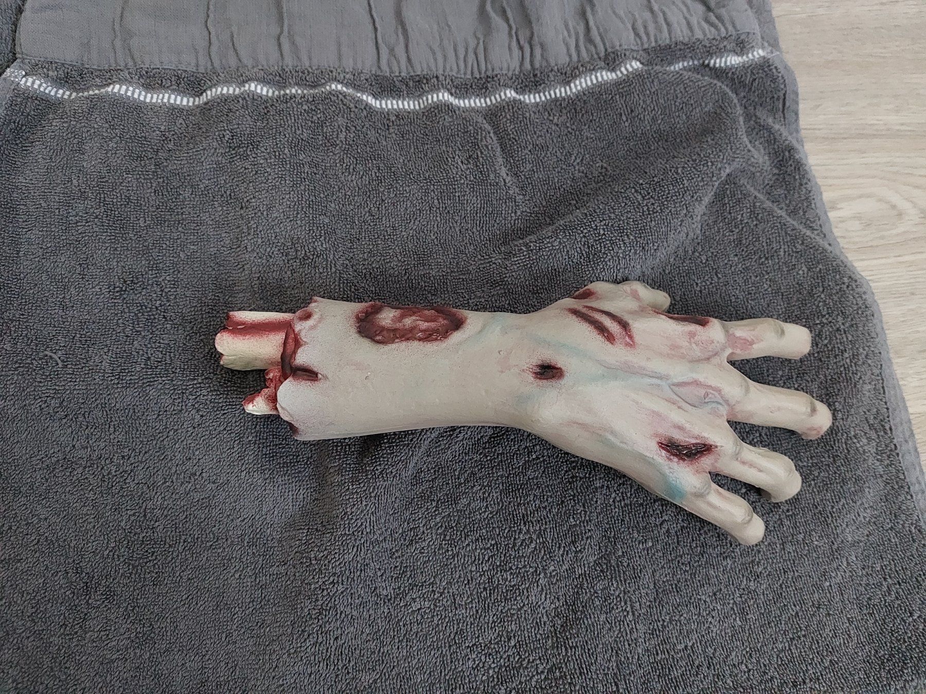 Toutes les décorations: Halloweendeko abgehackte Hand mit Unterarm Plastik – Neuf (Voir description) à Wangs par Manda30