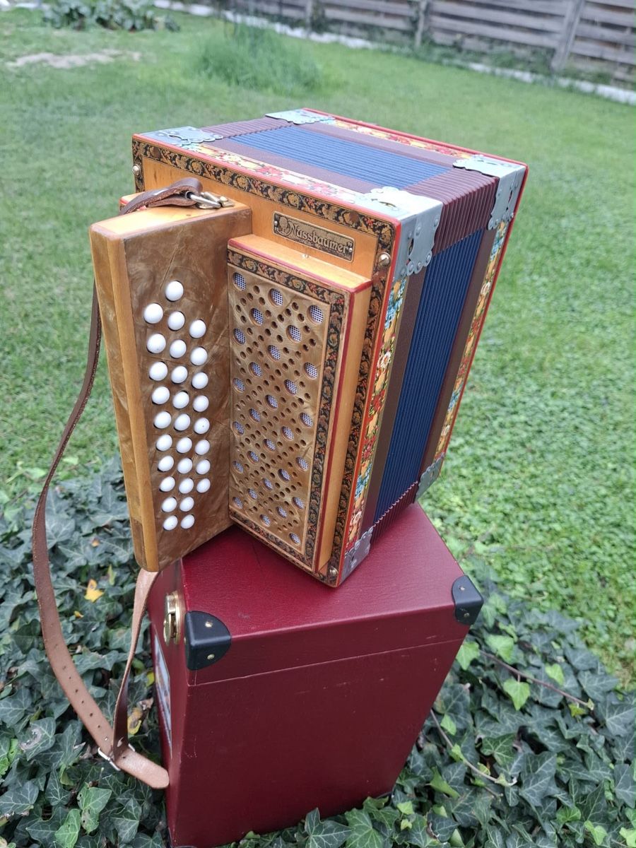 Instruments de musique: Nussbaumer Schwyzerörgeli – D'occasion à Domdidier par HA92 6