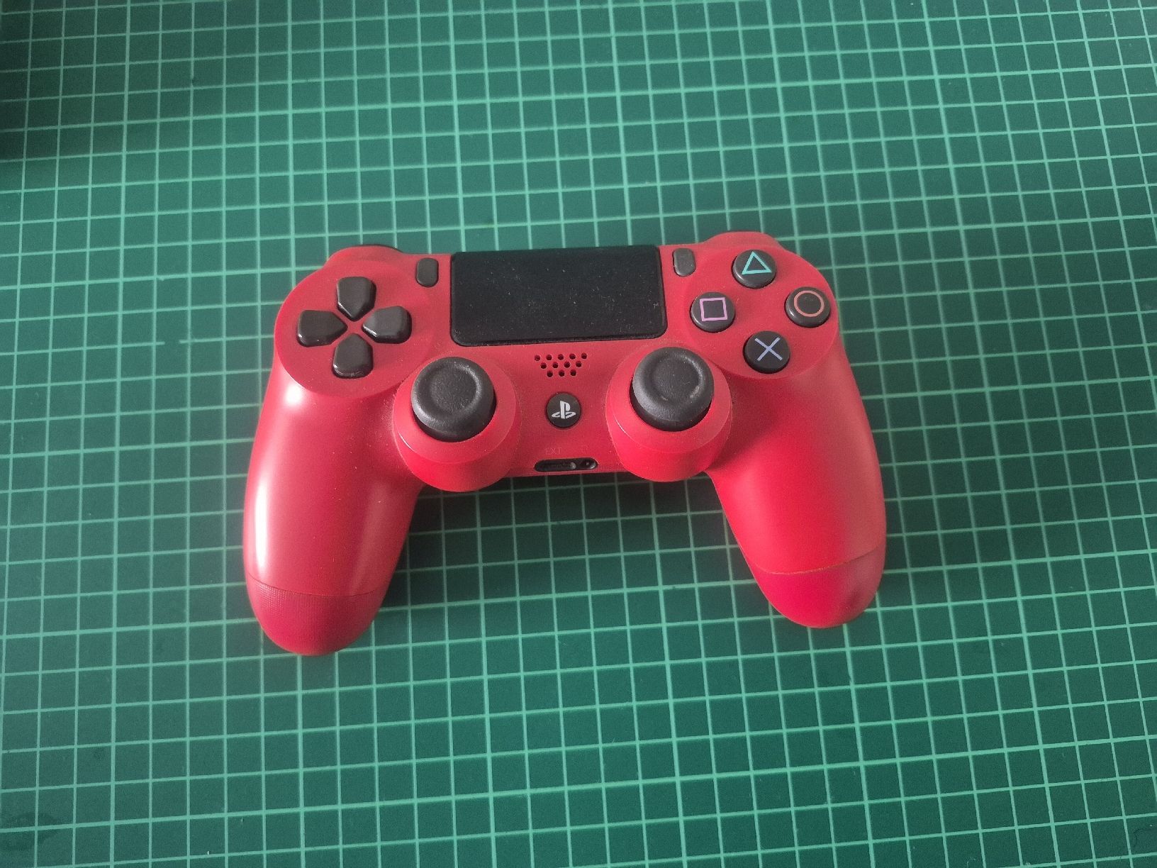 Sony Controller: Sony PlayStation 4 Controller rot gebrauchter Zustand – Usato da Meyrin venduto da Retro-GZ