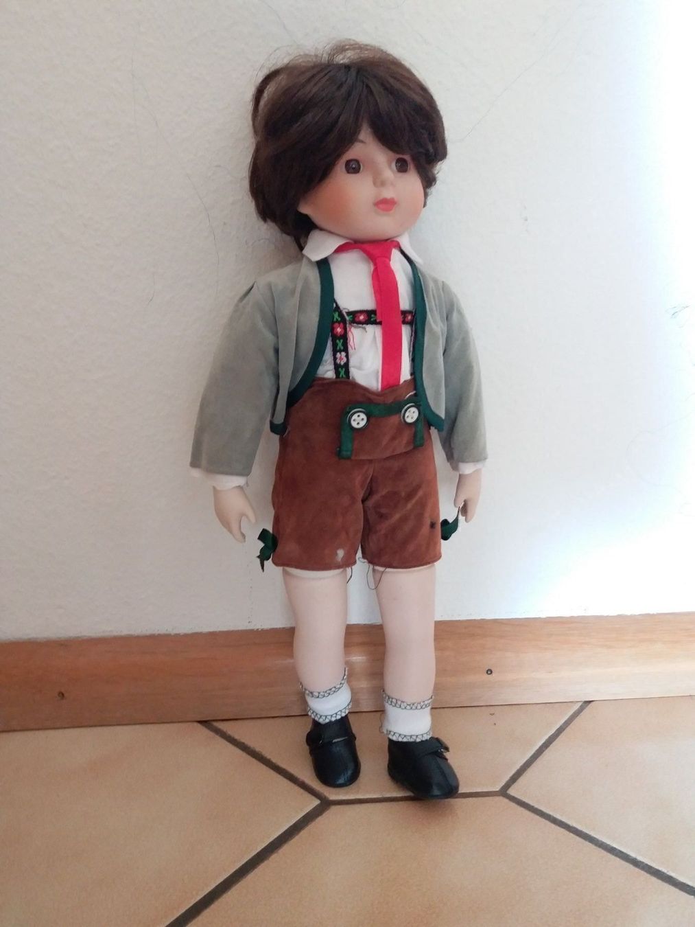 Bambole: Porzellainpuppe Schweizer Junge. – Usato da Marin-Epagnier venduto da Natasa82 1