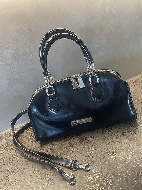 Coccinelle Borse da donna: Coccinelle Bowler Lackleder schwarz – Usato da Bronschhofen venduto da Ratz2 1