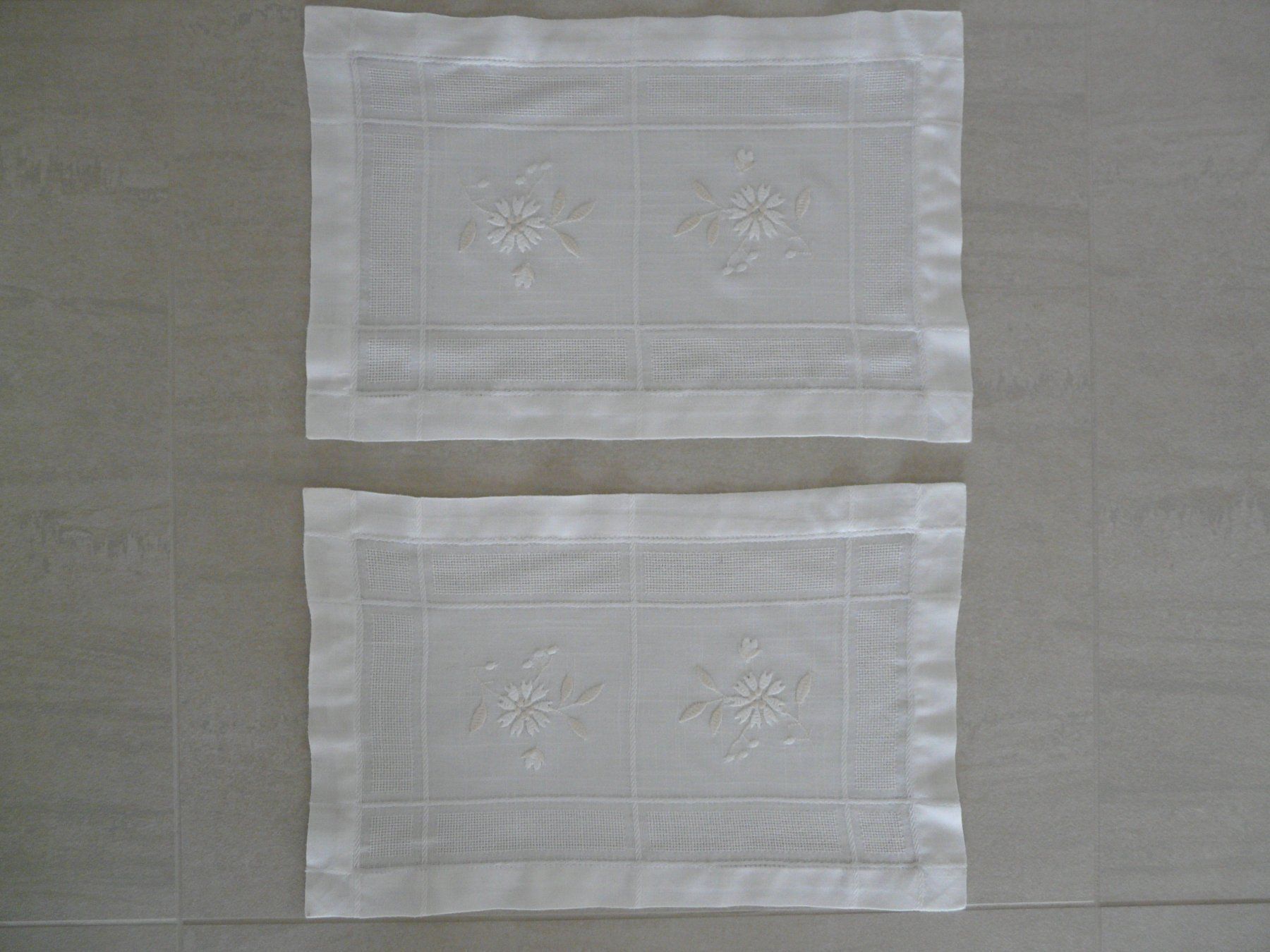 Set di tavolo e panche: 2 napperons sets de table Tischset – Nuovo (secondo la descrizione) da ERLINSBACH venduto da doudouce