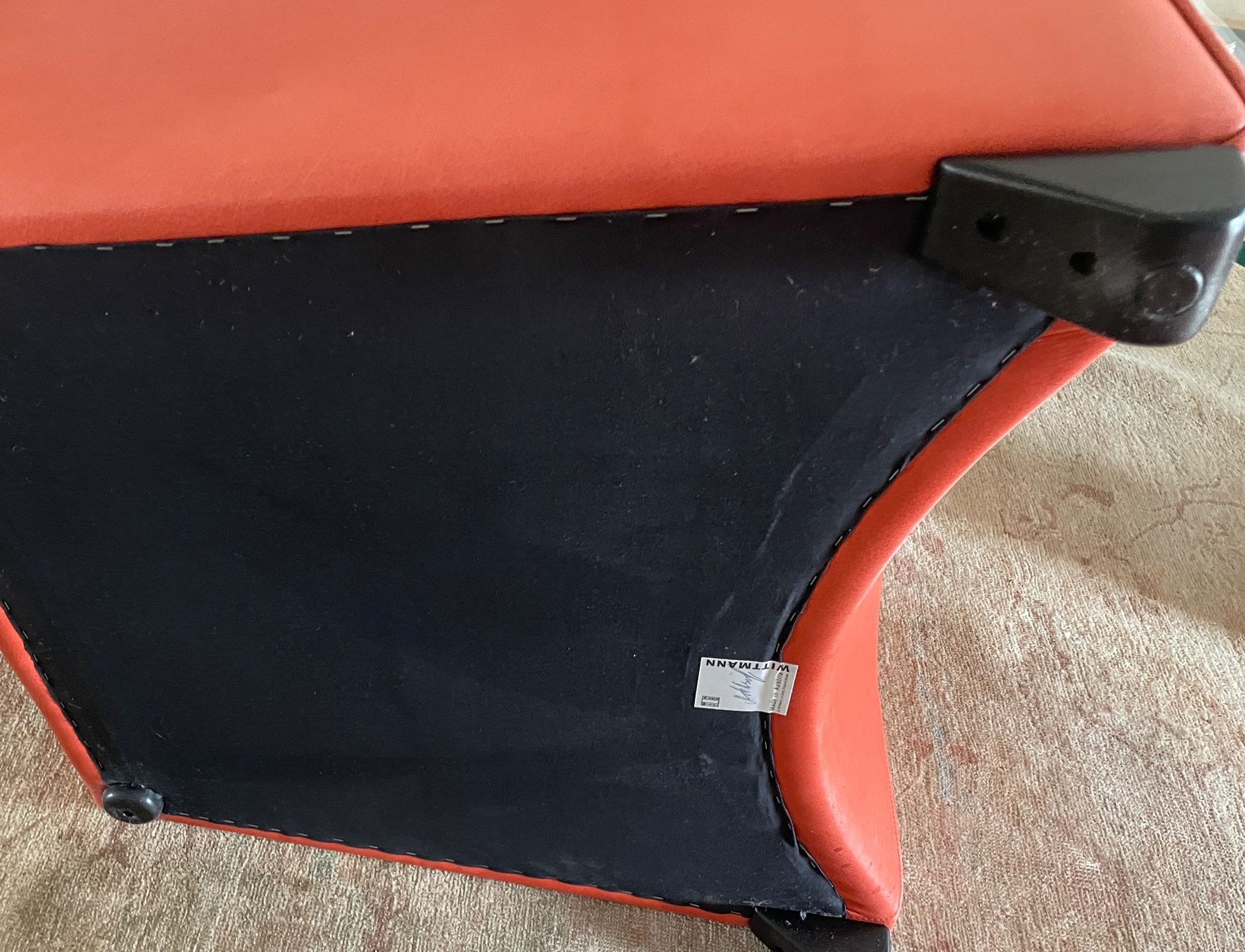 Poltrone: Vintage Ledersessel mit Hocker, Farbe Koralle – Usato da Volketswil venduto da rubin74 8