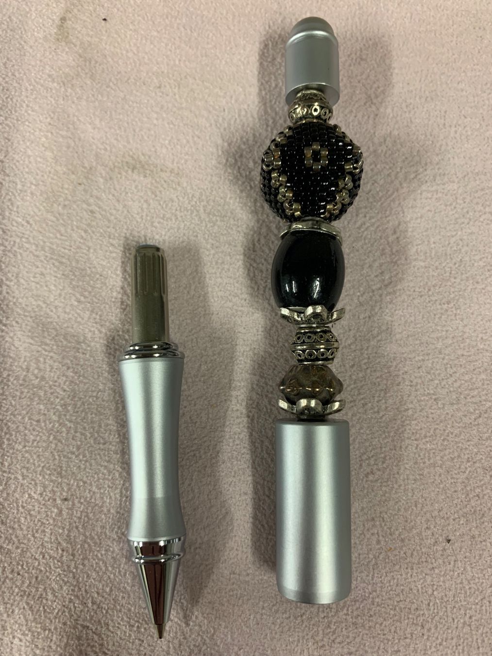 Penna & Evidenziatori: Stylo bille argenté avec perles décoratives. – Usato da Vessy venduto da Panpan2 1