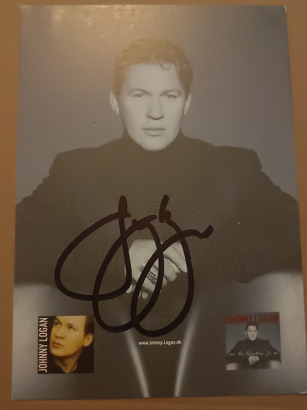 Autografi: Johnny Logan - handsignierte Autogrammkarte – Usato da Menziken venduto da Artographs