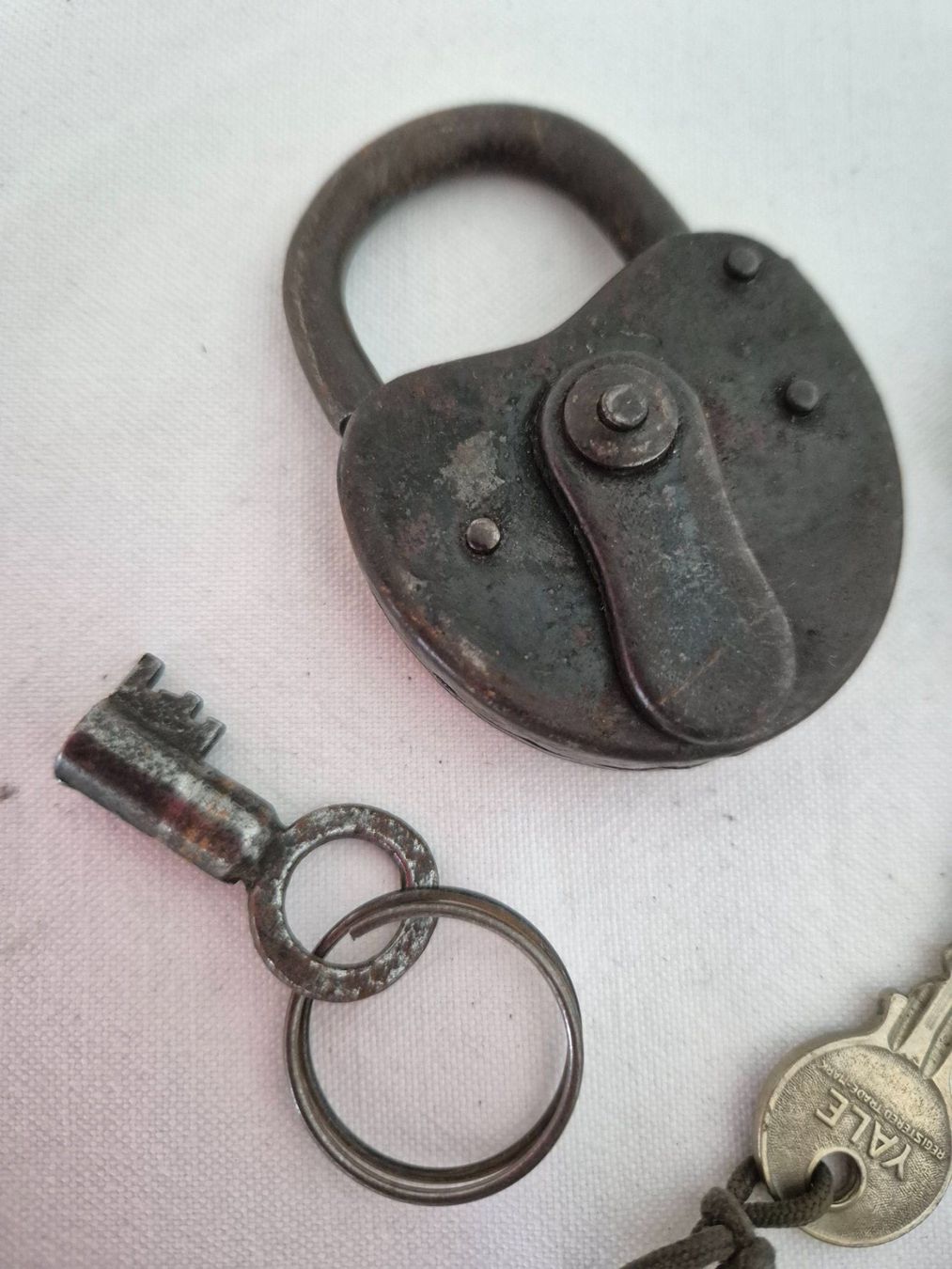 Lucchetti: 2 antike Vorhängeschlösser mit Schlüssel – Usato da Berg SG venduto da Bolle01 1