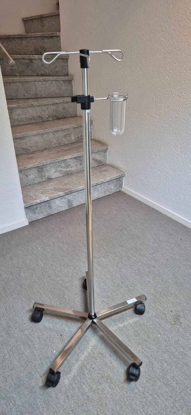 Medizinische Geräte: Infusionsständer medizinisches Gerät – Gebraucht aus Huttwil von Hpb7