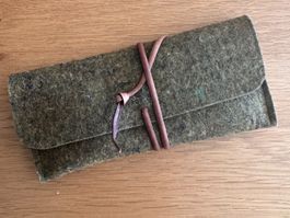 Handmade Wollfilz-Brillenetui Oliv meliert – Braun