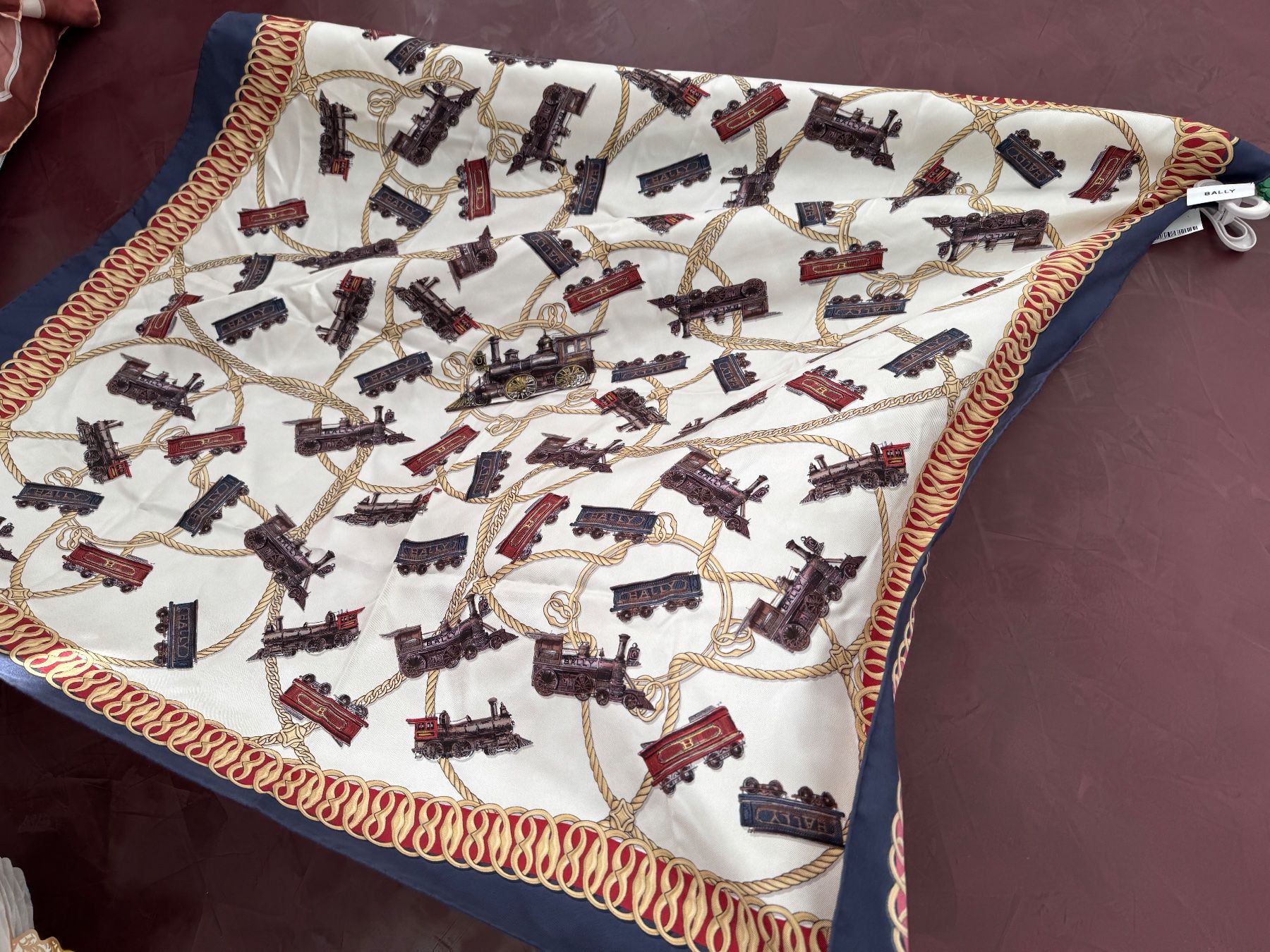 Bally Foulards, Tücher & Schals: Bally  Seidenschal mit Print weiss 100/100 – Neu und originalverpackt aus Volketswil von praxis12 2
