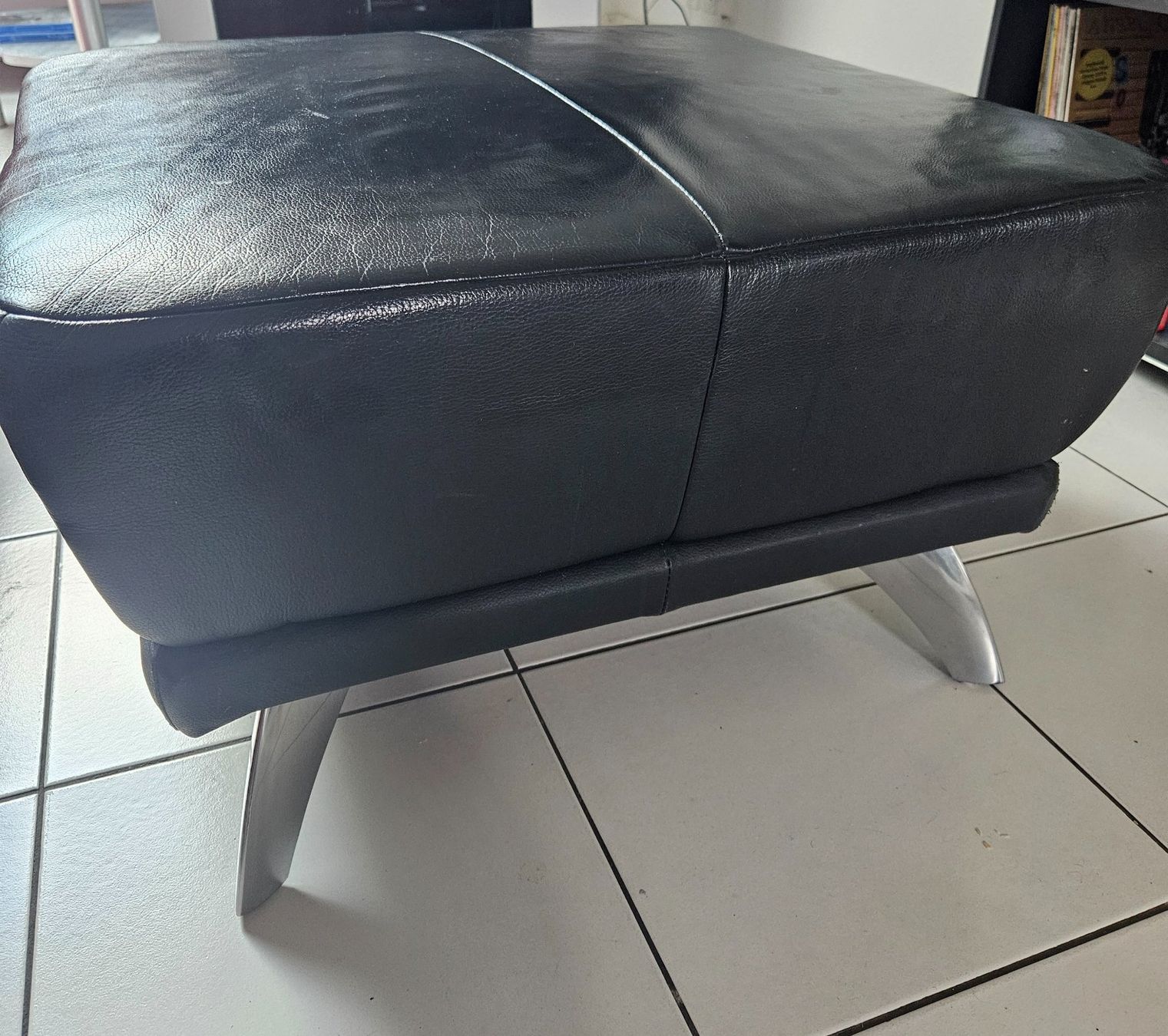 Pfister Sgabelli: Hocker aus Leder – Usato da Liebefeld venduto da Straycats