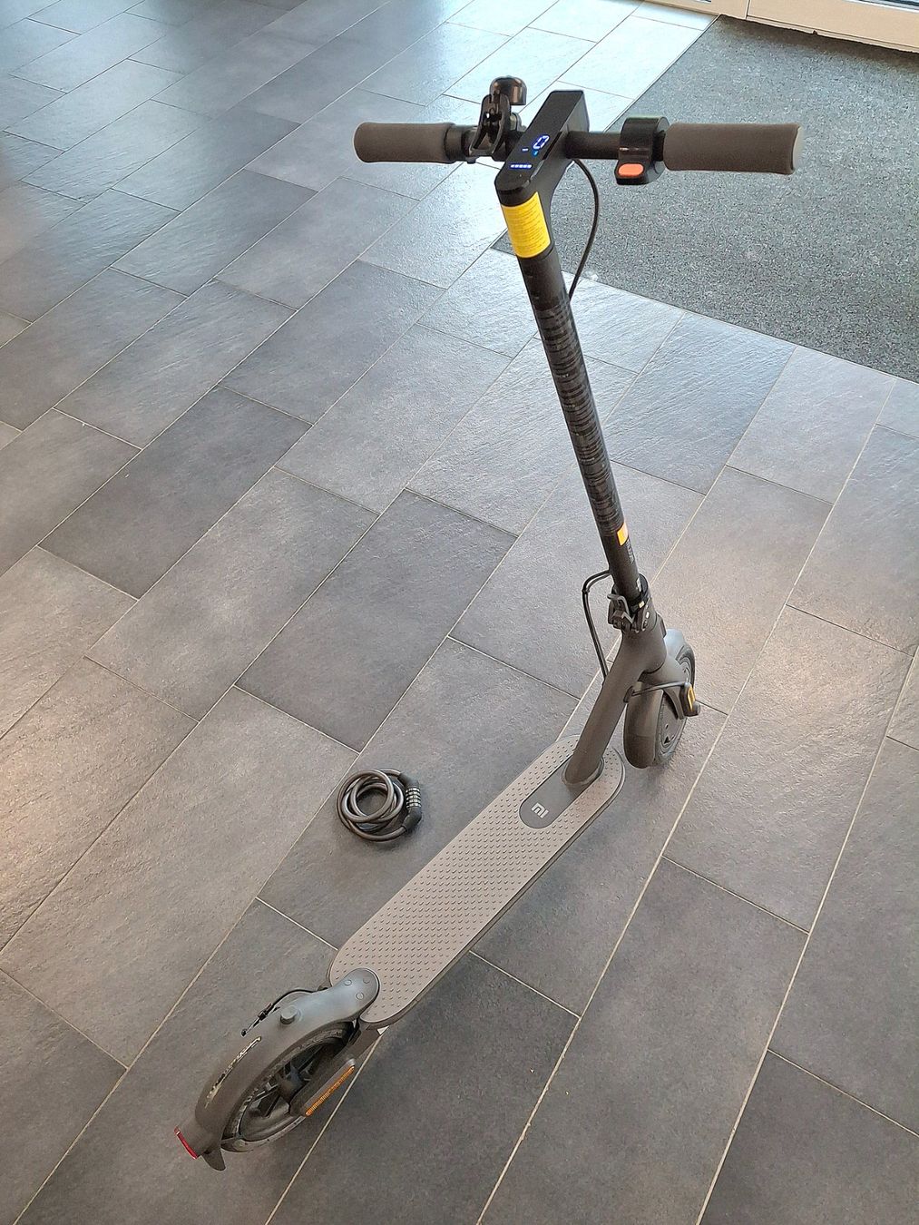 Xiaomi Kickboard: Xiaomi Mi Essential + Cadenas - Envoi – Usato da Villars-sur-Glâne venduto da SwissTrendyStore 1