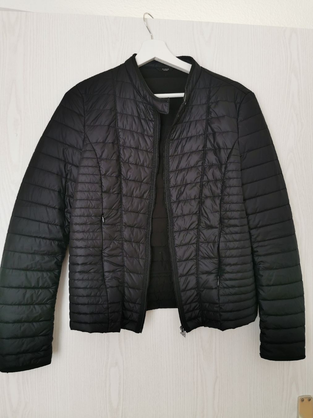 Guess Giacche: Guess-Jacke schwarz M/L – Usato da Ebnat-Kappel venduto da ani_fq2z