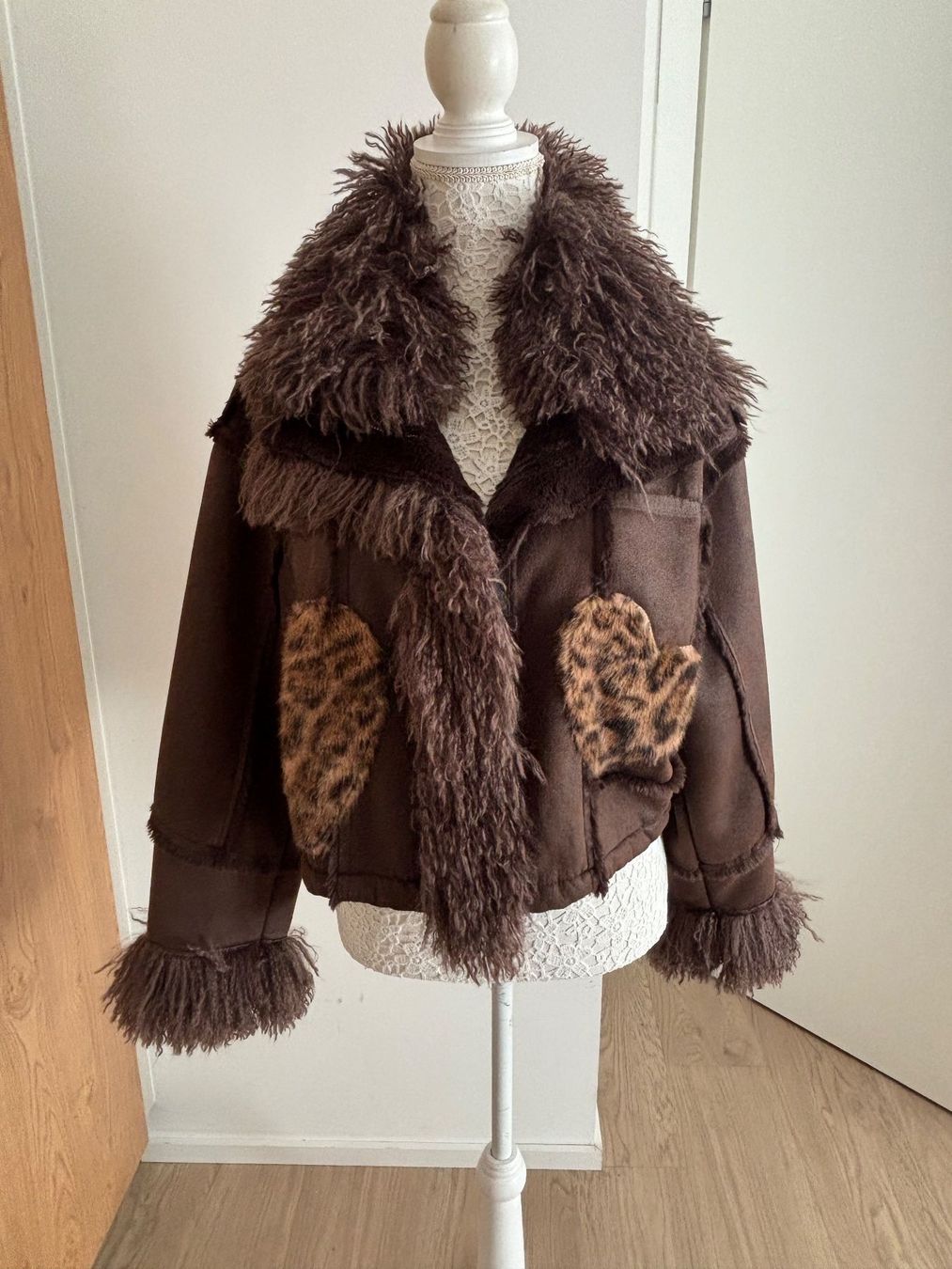 Vestes: Wunderschöne Jacke Fellimitat TU – Neuf (Voir description) à Zürich par McQeen 1
