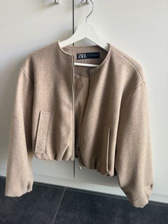 Kurze Jacke Zara beige Reissverschluss Grösse XS